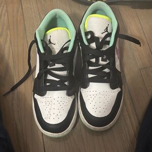 Nike Kids Black and White Sneakers with Green Accents